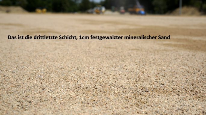 Nahaufnahme von feinem, trockenem Sand auf einer Baustelle.