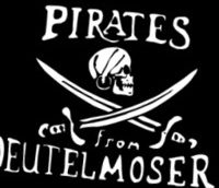 Logo mit Totenkopf und gekreuzten Säbeln, Text: "Pirates from Deutelsmoser".