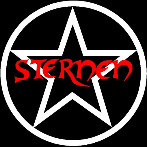 Schwarzer Hintergrund mit einem weißen Stern und dem roten Schriftzug "STERNEN".