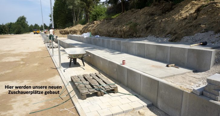 Bauarbeiten mit Betonblöcken und Werkzeugen auf einer Baustelle.